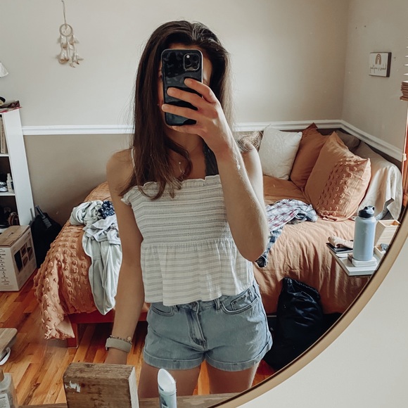 H&M Tops - PRICE DROP!✨H&M Smocked Peplum Top